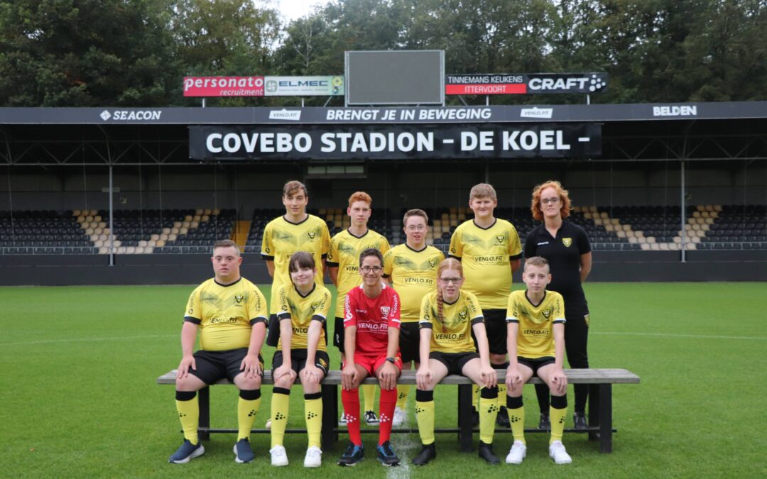 Deelnemers Bijzondere Eredivisie lopen met spelers VVV-Venlo het veld op